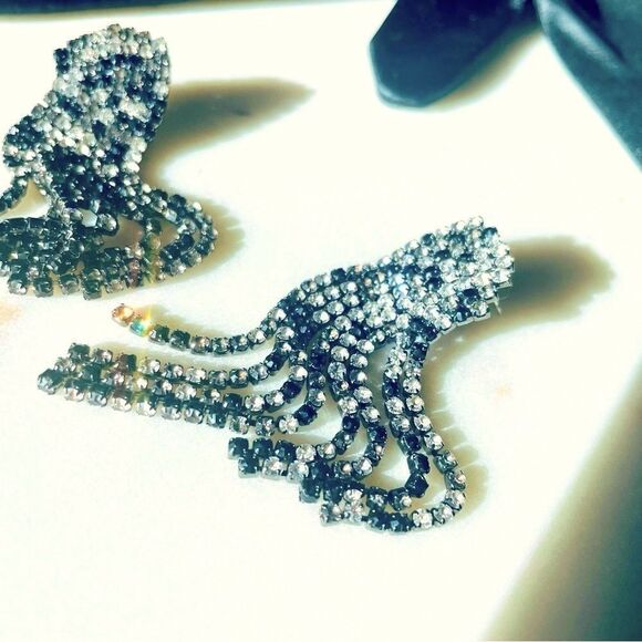 ♥️ Garavani style crystal pendant earrings, clear gunmetal black contrast dangle - Picture 7 of 16